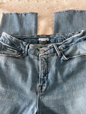 Good American Light Wash Straight Leg Jeans with Frayed Hem